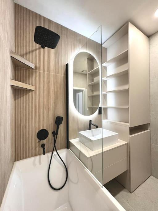 5 Min Dancing House Prague, Luxury And Modern Apartment