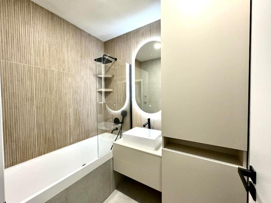 5 Min Dancing House Prague, Luxury And Modern Apartment Prague
